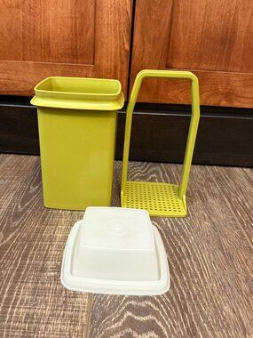 Tupperware Pick-A-Deli Pickle Container